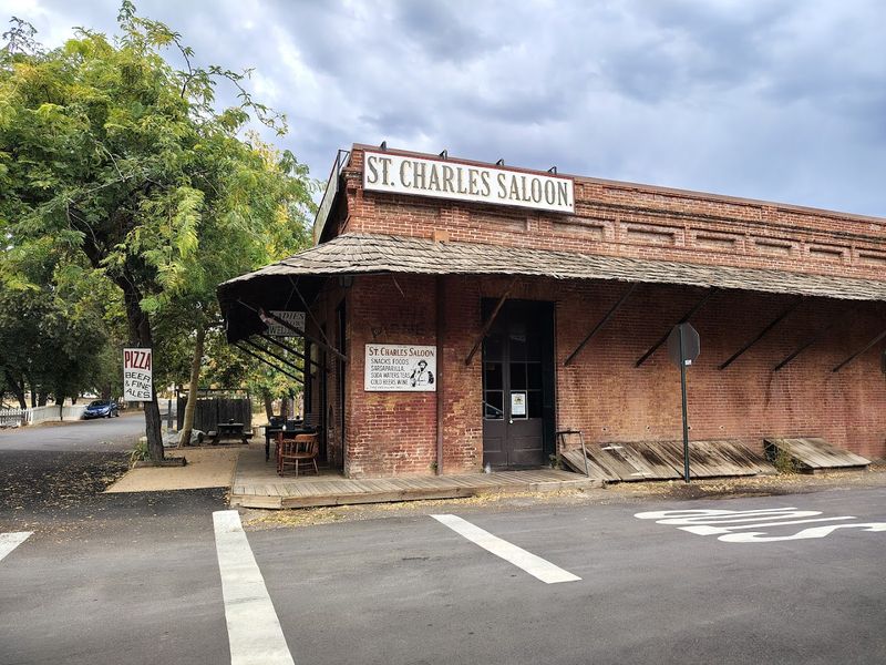 Few People Know About This Incredible Mountainside Saloon Hidden Away In California - Decor Hint Main Street That Feels Like A Movie Set