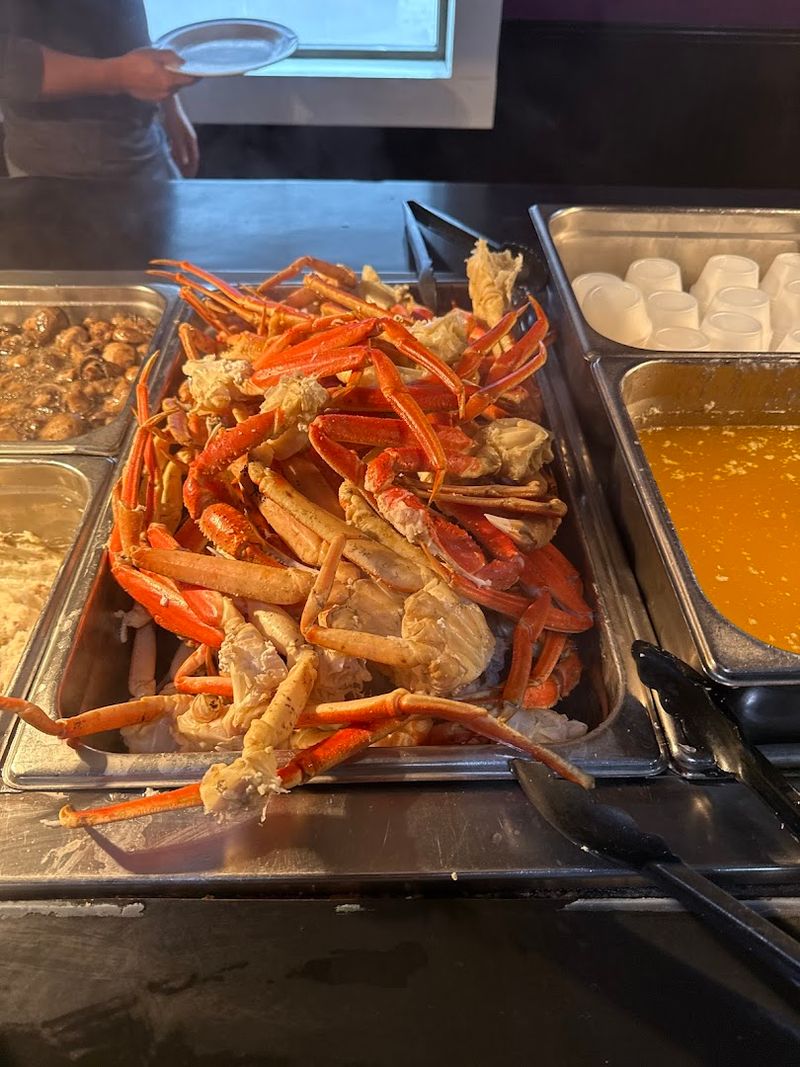This Seafood Buffet In Tennessee Offers The Crispiest Fried Shrimp You'll Ever Taste - Decor Hint Crab Legs That Keep The Trays Full