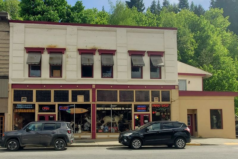 This Spooky Curiosity Shop In Idaho Feels Like Wandering Through A Haunted Attic - Decor Hint Bank Street Makes The Stop Easy