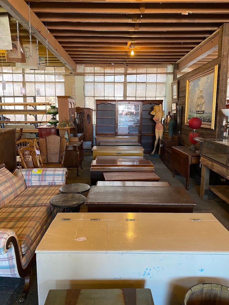 This Massive Pennsylvania Vintage Store Feels Like A Lucky Find Waiting To Happen - Decor Hint Practical Tips Before You Visit