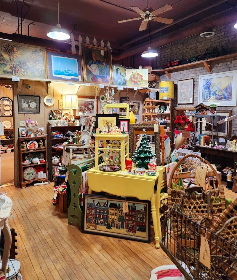 These Minnesota Antique Shops Are Perfect For Anyone Who Loves The Thrill Of The Find - Decor Hint Missouri Mouse Antiques