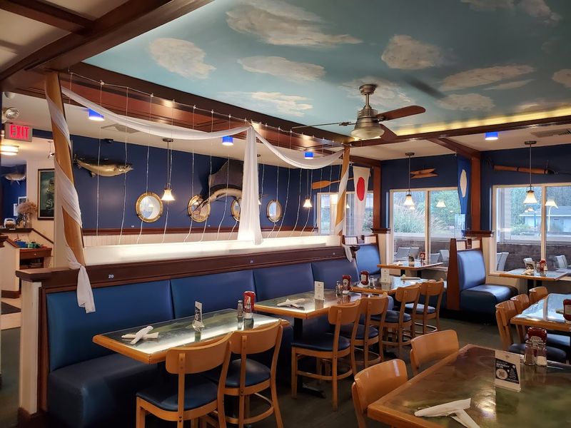 Connecticut Diners Are Talking About The Crispy Fried Shrimp At This Local Spot - Decor Hint Best After A Coastal Drive