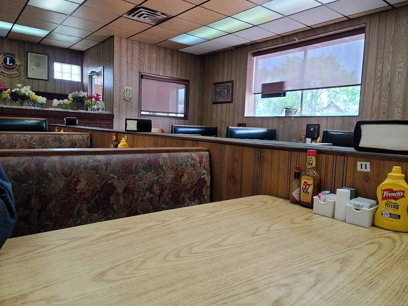 We Found A Cozy Nebraska Diner That Still Serves An Old-Fashioned Breakfast - Decor Hint Lunch Specials And The Fried Chicken Thursday Tradition