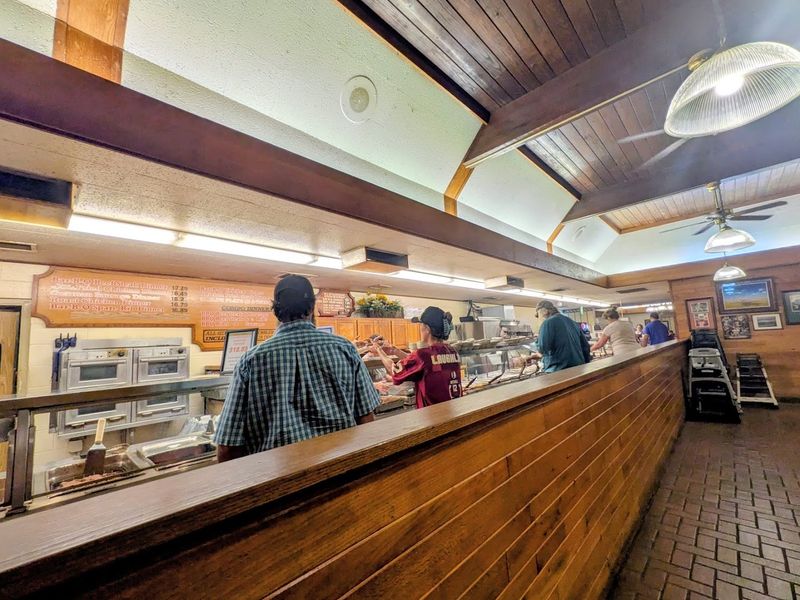 This Texas Cafeteria Still Feels Like The Kind Of Place Grandma Would Approve Of - Decor Hint The Atmosphere Has Real Character
