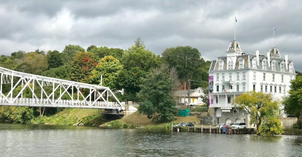 Take A Day Trip To The Friendliest Town In Connecticut And Youll Love Every Minute - Decor Hint