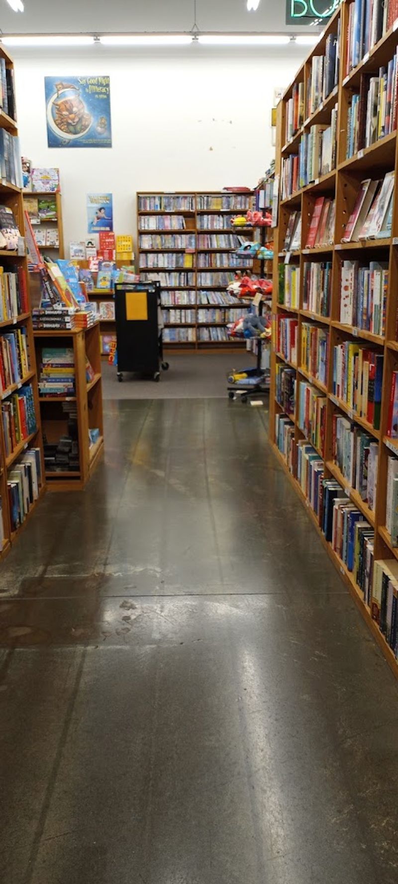 This Huge Kentucky Book Store Offers Thousands Of Titles At Unbelievably Low Prices - Decor Hint Children's Books And Family-Friendly Options Galore