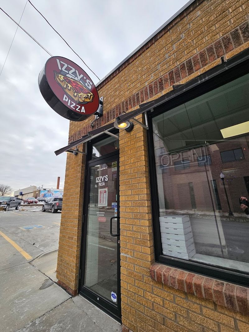10 Low-Key Nebraska Pizza Spots Locals Would Happily Keep To Themselves - Decor Hint Izzy's Pizza, Omaha