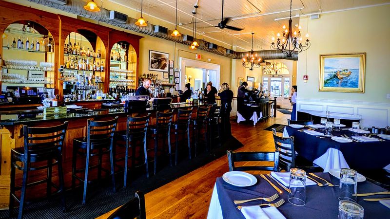 The 15 Georgia Waterfront Restaurants That Quietly Offer The State's Best Dining Experience - Decor Hint Vic's On The River