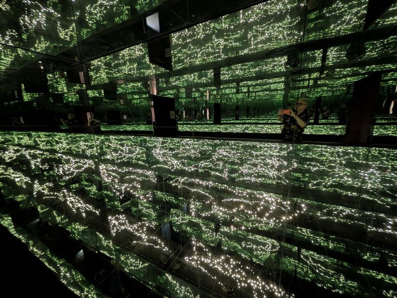 The Infinity Room And Its Mind-Bending Mirror Experience