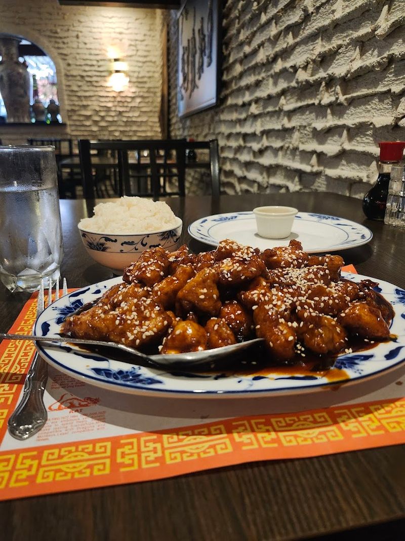 This Beloved Wisconsin Spot Continues To Impress Diners Year After Year - Decor Hint Hours, Takeout, And Practical Tips