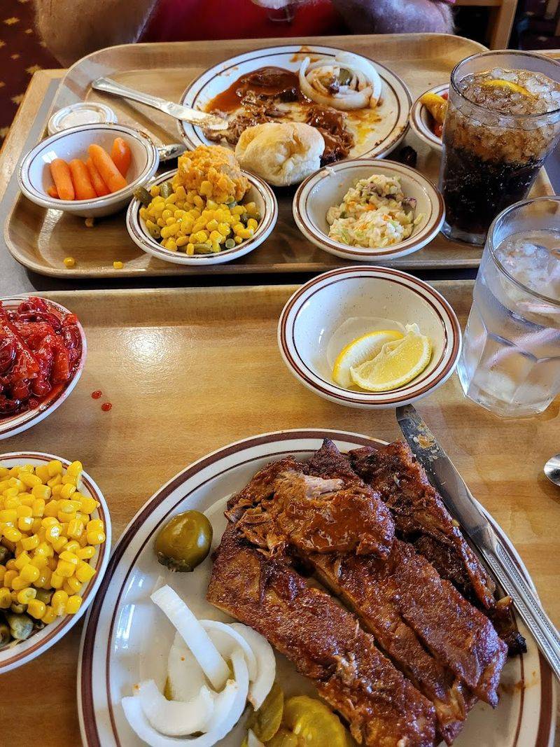 This Texas Cafeteria Still Feels Like The Kind Of Place Grandma Would Approve Of - Decor Hint Why People Drive Hours To Come Back