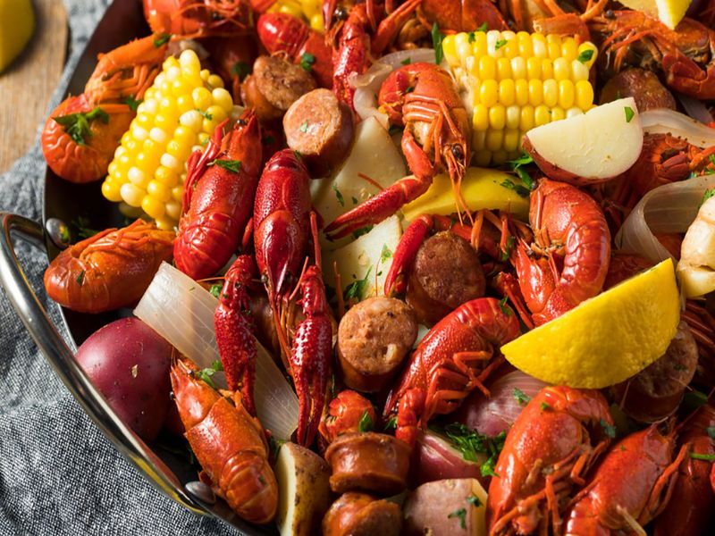 This Florida Buffet Is The Kind Of Place People Happily Travel For - Decor Hint Why People Make The Trip Specifically For This Place