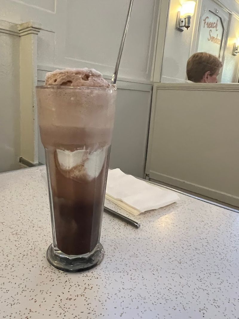Sundae Lovers Cross All Of Missouri To Reach This Century-Old Candy Shop - Decor Hint Malts That Earn Loyalty