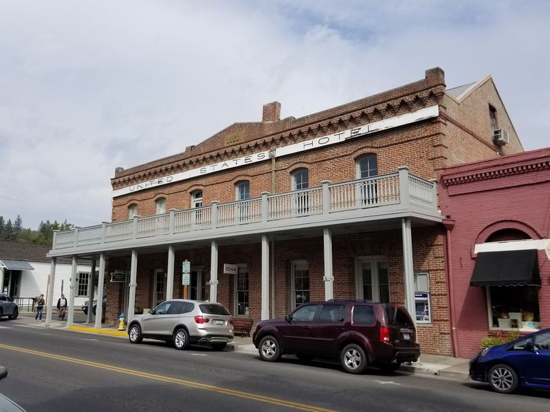 This Oregon Town Looks So Perfect It Feels Like A Movie Set - Decor Hint Oregon's Oldest Brick Building Is Still Standing