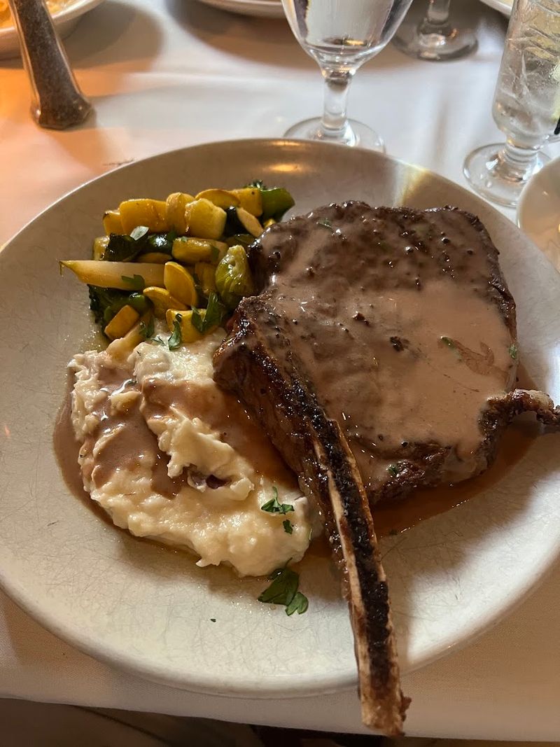 This Italian Spot In Connecticut Serves Calamari So Good People Can't Stop Talking About It - Decor Hint Generous Portions That Keep People Coming Back