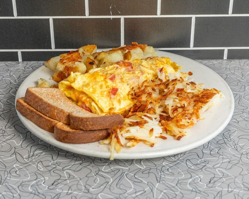 This Unassuming Florida Diner Is Known For Its Outstanding Biscuits And Gravy - Decor Hint Skillets Worth Ordering Every Time