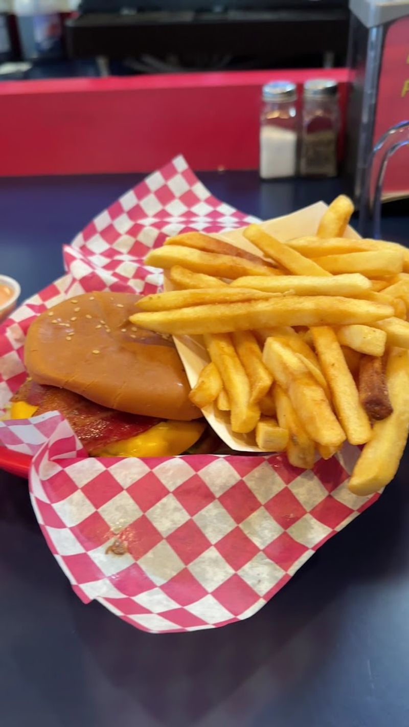 This Idaho Drive-In Keeps Its Carhop Service And Old-School Burger Charm - Decor Hint Burgers That Actually Deliver