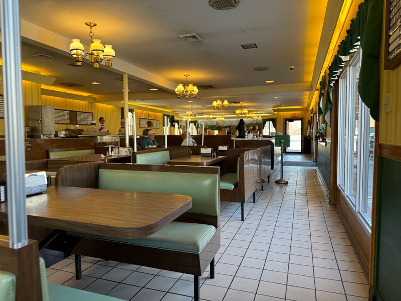 This Classic Connecticut Restaurant Keeps People Coming Back For The Cheeseburgers Alone - Decor Hint A Diner Frozen in Time