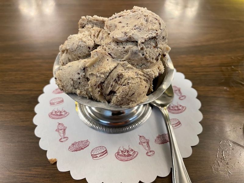 This Classic Connecticut Restaurant Keeps People Coming Back For The Cheeseburgers Alone - Decor Hint Homemade Ice Cream Worth Saving Room For