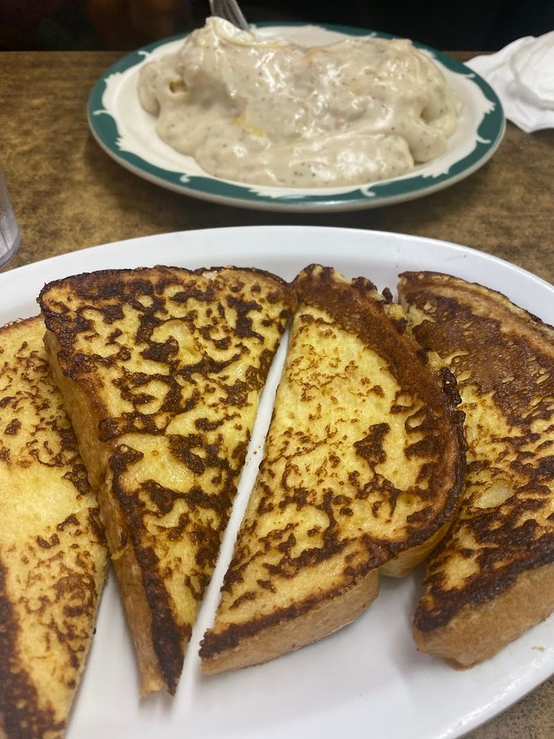We Found A Cozy Nebraska Diner That Still Serves An Old-Fashioned Breakfast - Decor Hint Biscuits And Gravy Done The Old-Fashioned Way