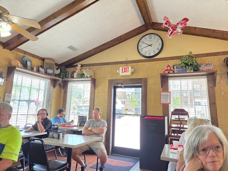 You Haven't Truly Lived Until You've Tried The Biscuits And Gravy At This Georgia Gem - Decor Hint The Cozy, No-Frills Atmosphere That Feels Like Home
