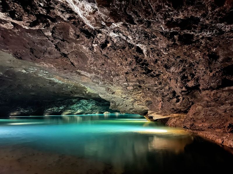 Craighead Caverns And Its Wild History