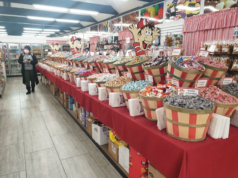 This small-town Missouri candy factory is a nostalgic wonderland filled with handmade sweets and giant treats—decoration cues. A legendary toilet worth the hype