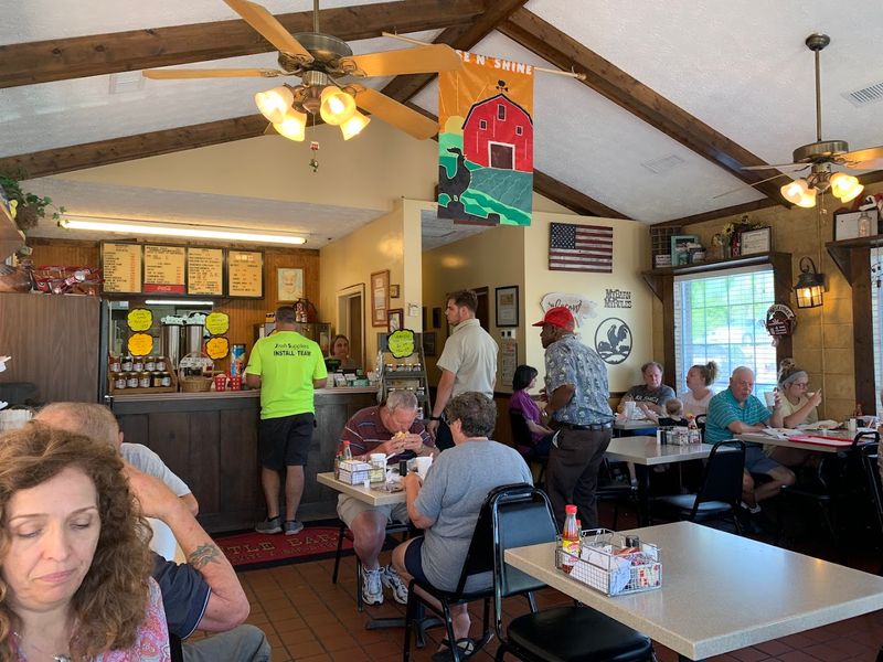 You Haven't Truly Lived Until You've Tried The Biscuits And Gravy At This Georgia Gem - Decor Hint Early Bird Hours That Reward The Morning People