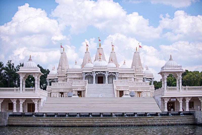 There's A Secret Hindu Palace Somewhere In Georgia And It's Absolutely Stunning - Decor Hint Free Admission Makes It One Of Georgia's Best No-Cost Attractions