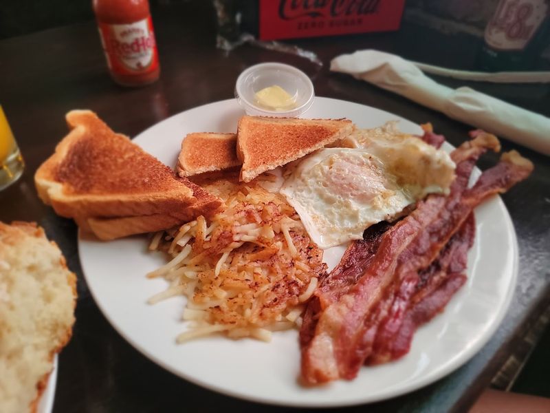 Rich And Peppery Gravy That Defines Southern Comfort