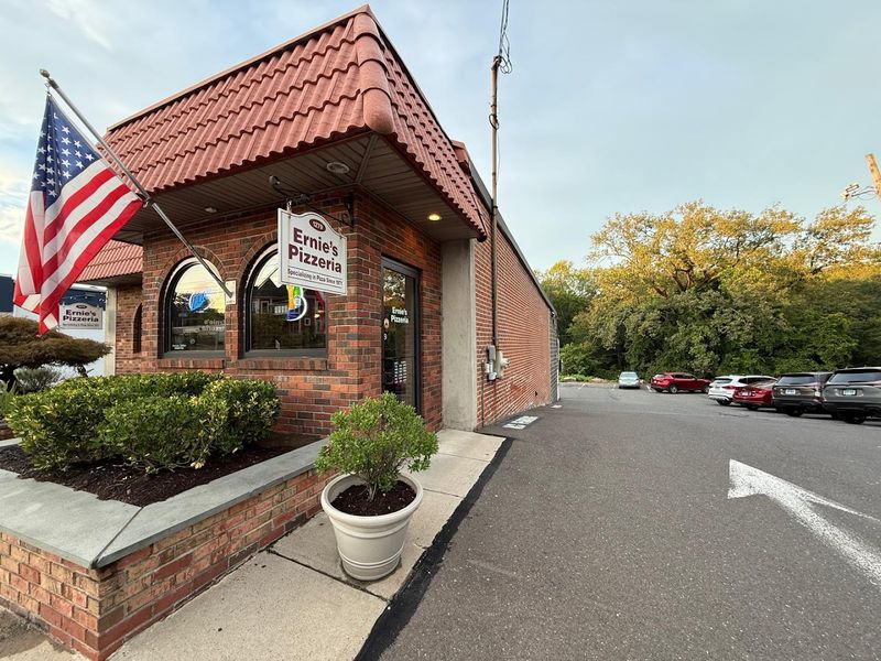 10 Hole-In-The-Wall Pizzerias In Connecticut That Locals Swear Are Worth The Drive - Decor Hint Ernie's Pizzeria, New Haven