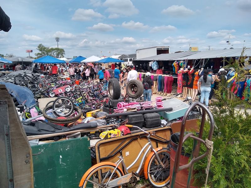 This Iconic Illinois Flea Market Is A Dream Destination For Treasure Hunters - Decor Hint Why Treasure Hunters Keep Returning Season After Season