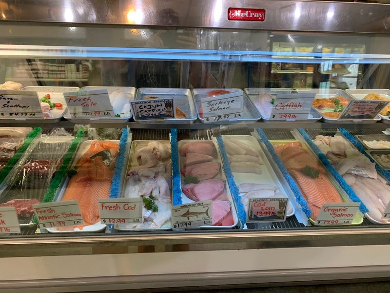 You Haven't Experienced Connecticut Seafood Until You've Tried This Famous Lobster Roll - Decor Hint Fresh Seafood In A Landlocked Town