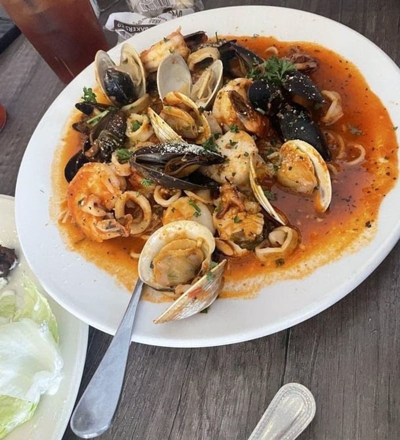 The Humble Connecticut Seafood Spot Where One Bite Explains All The Hype - Decor Hint Fresh Clams Worth Talking About