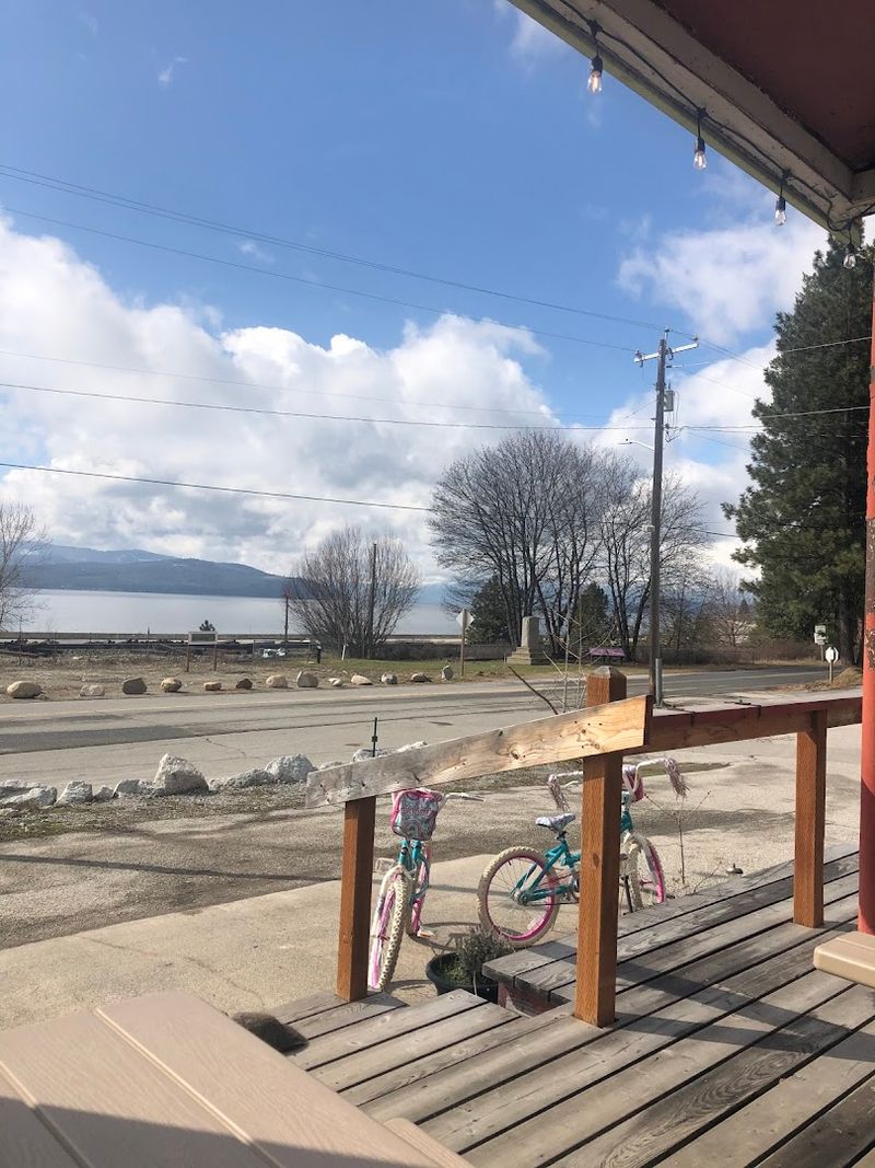 Small-Town Quiet Makes The Scenery Feel Bigger