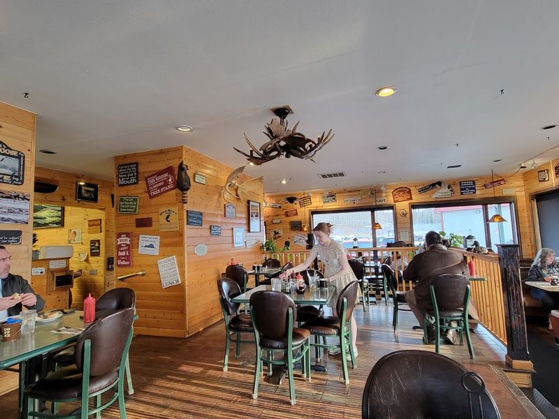This Unassuming Alaska Eatery Keeps Winning People Over One Plate At A Time - Decor Hint Service That Actually Feels Personal