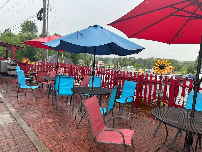 People Drive From Across Georgia For The Outrageously Delicious Breakfast At This Down-Home Restaurant - Decor Hint Eggs Benedict With Hash Browns Done The Right Way