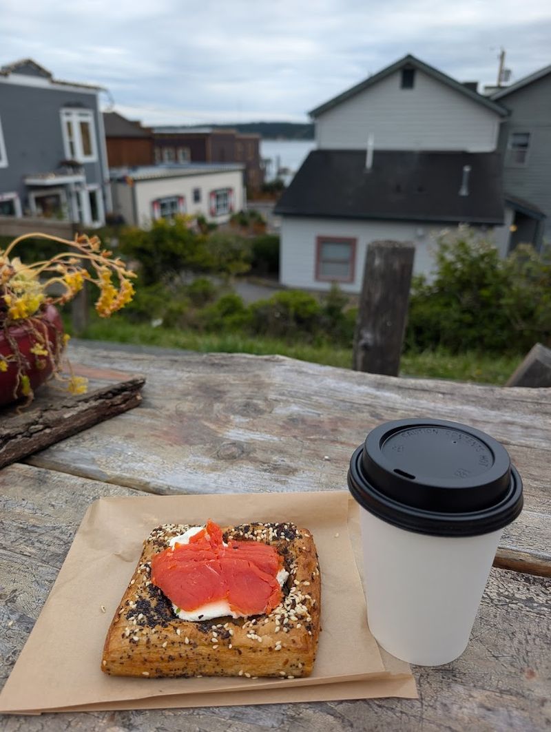 This Cozy Washington Bakery Serves Cinnamon Rolls That Feel Like Pure Morning Magic - Decor Hint Coffee That Complements The Food