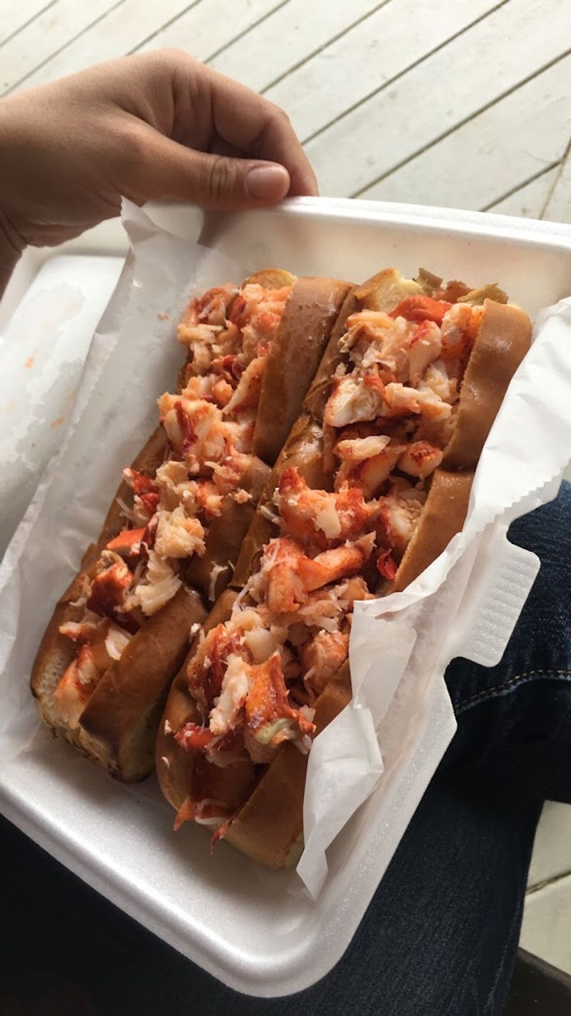 You Haven't Experienced Connecticut Seafood Until You've Tried This Famous Lobster Roll - Decor Hint The Lobster Roll That Rewired My Expectations