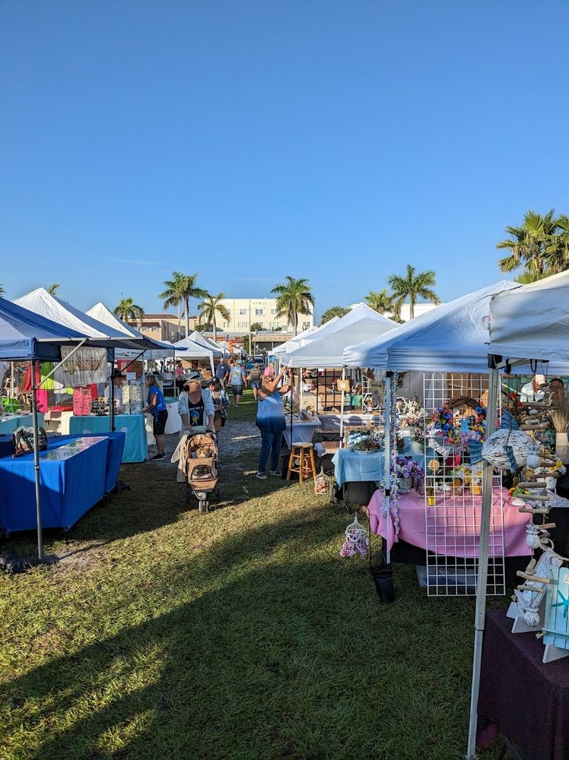 This Waterfront Florida Attraction Turns Every Saturday Into An Event - Decor Hint Pet-Friendly Atmosphere That Includes Everyone