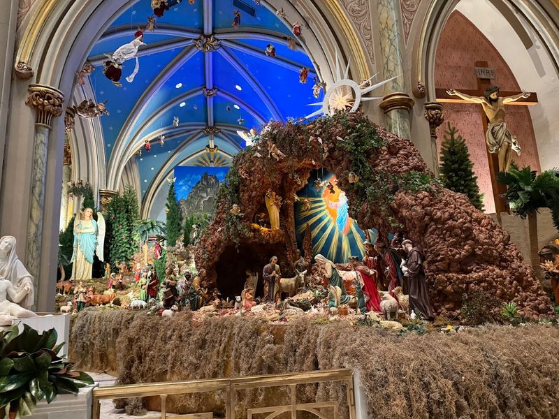 Holiday Decorations That Transform The Space Completely