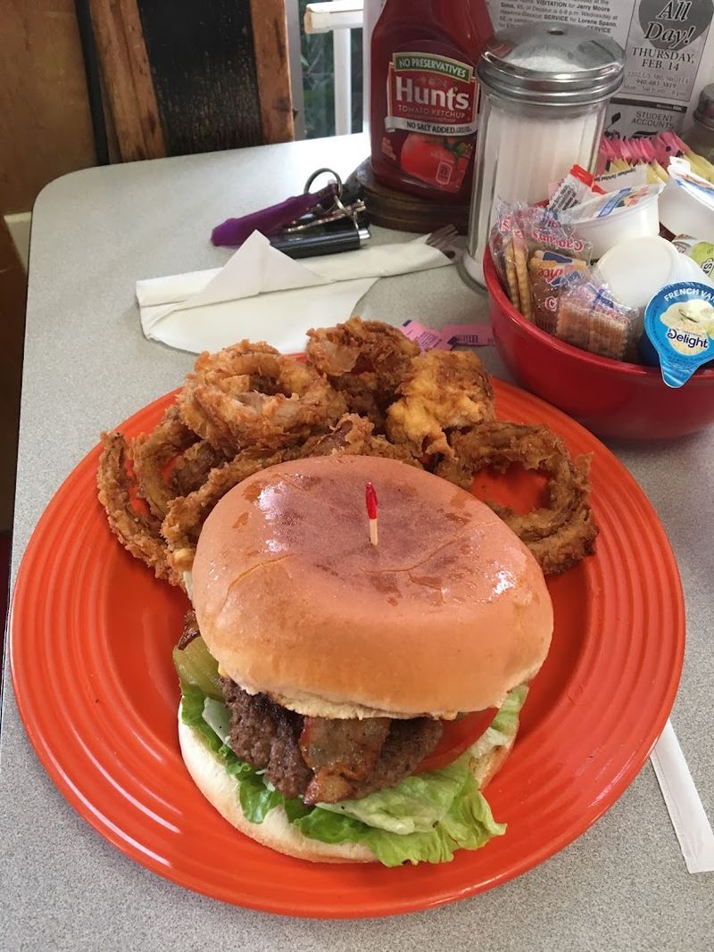 One Small Texas Restaurant Has Built A Reputation For Doing Everything Well - Decor Hint Burgers Done The Old-School Way