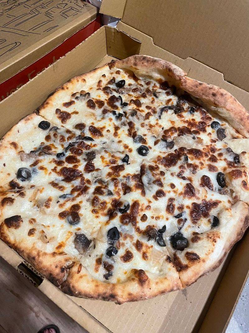 11 Unassuming West Virginia Restaurants Serving Pizza Locals Can't Stop Talking About - Decor Hint Pizzas & Cream, Nebo