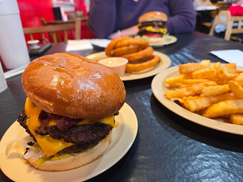 This Tiny Tennessee Burger Shack Will Ruin Every Other Burger You'll Ever Taste - Decor Hint The Burger Itself Deserves Its Own Conversation