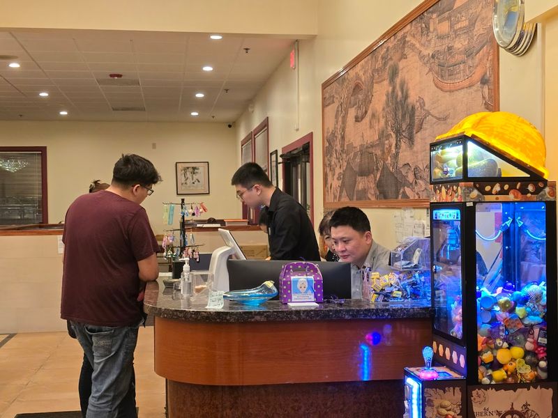 How This Place Handles A Crowd Without Losing Its Cool
