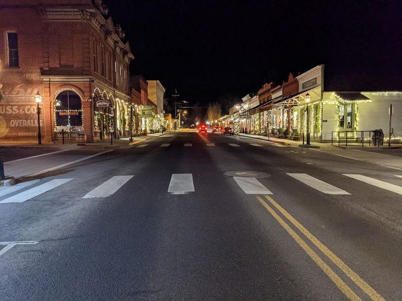 This Oregon Town Looks So Perfect It Feels Like A Movie Set - Decor Hint Actual Hollywood Came Calling Here