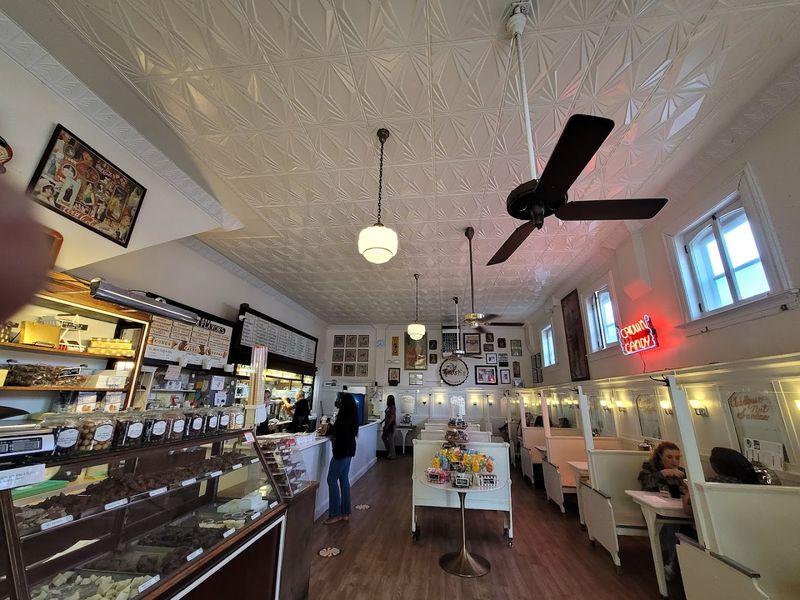 Sundae Lovers Cross All Of Missouri To Reach This Century-Old Candy Shop - Decor Hint Planning Your Visit Right