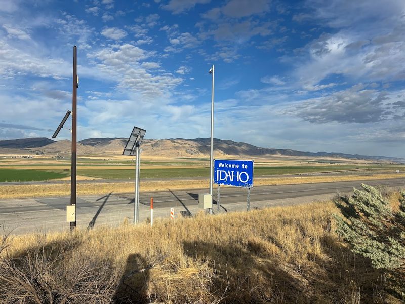 This State-Line View Has Real Photo-Stop Energy