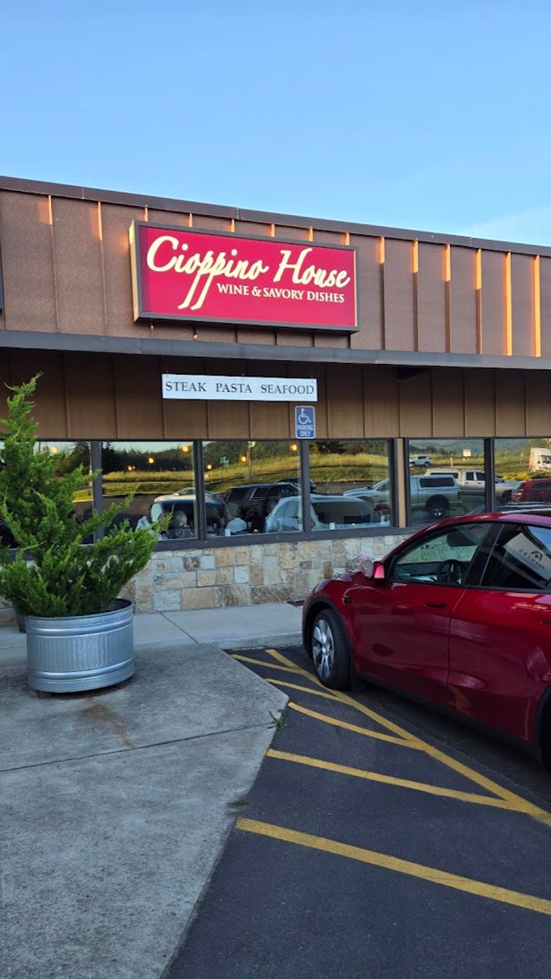 This Foothills Oregon Restaurant Delivers A Surprising Mediterranean Atmosphere - Decor Hint Why This Small Restaurant Earns Big Loyalty