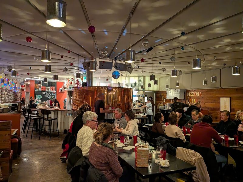 This Humble Pizza Shop in Minnesota Has Become a Must Have for Serious Pizza Fans - Decor Hint Why Minneapolis locals keep coming back